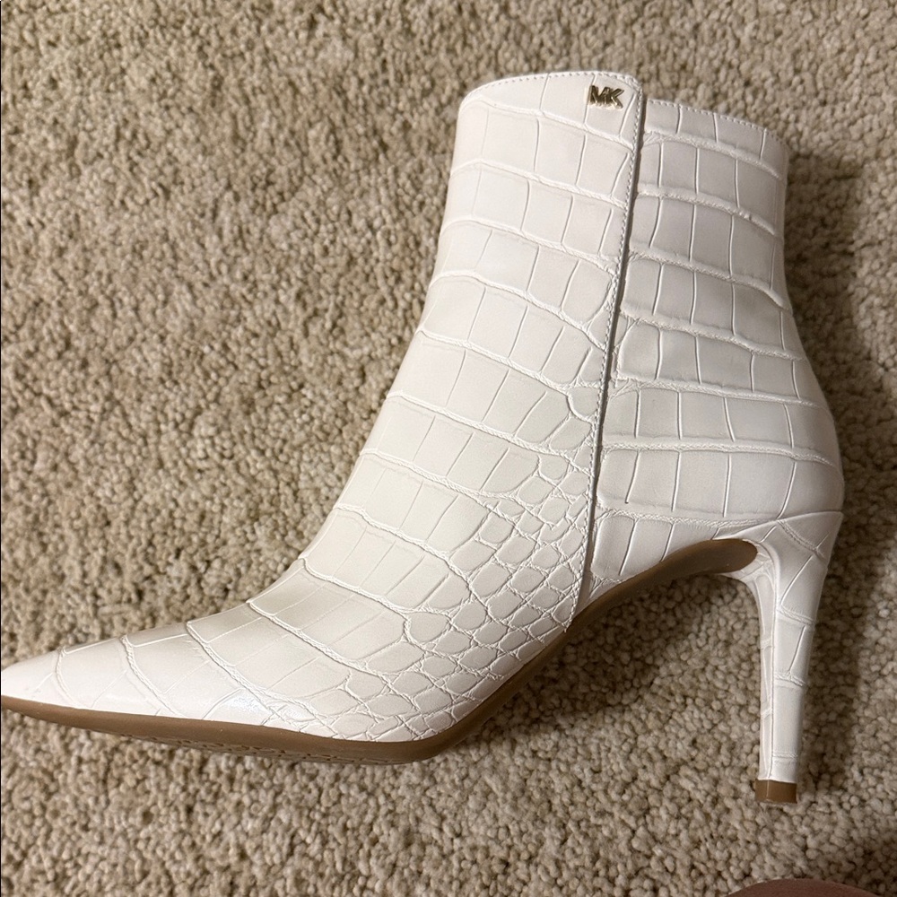 Michael Kors Light Cream Dorothy Flex Mid Bootie - Picture 4 of 9